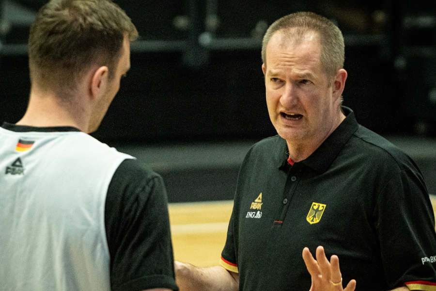 Bundestrainer Henrik Rödl im Gespräch mit einem Spieler