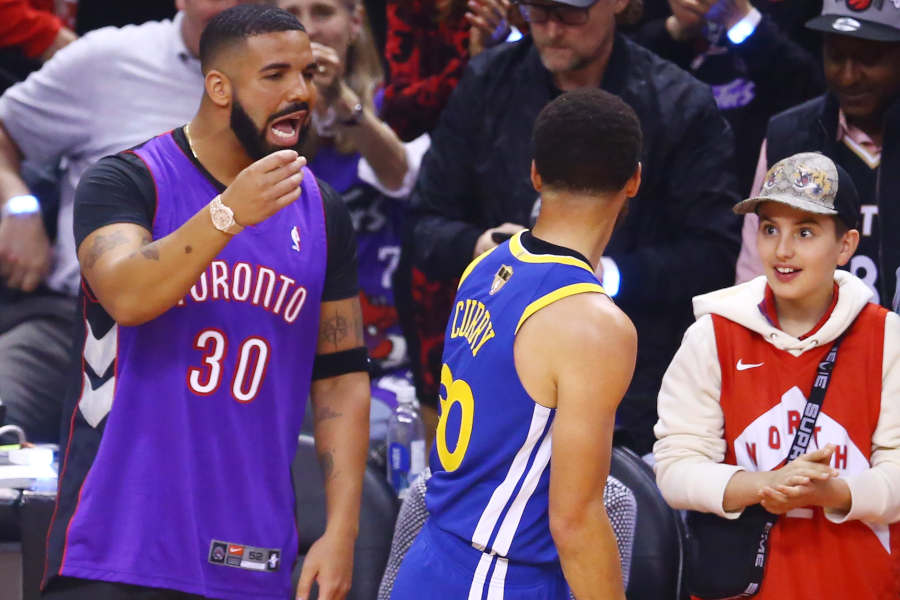 Rapper Drake bei einem Spiel im Disput mit Steve Curry