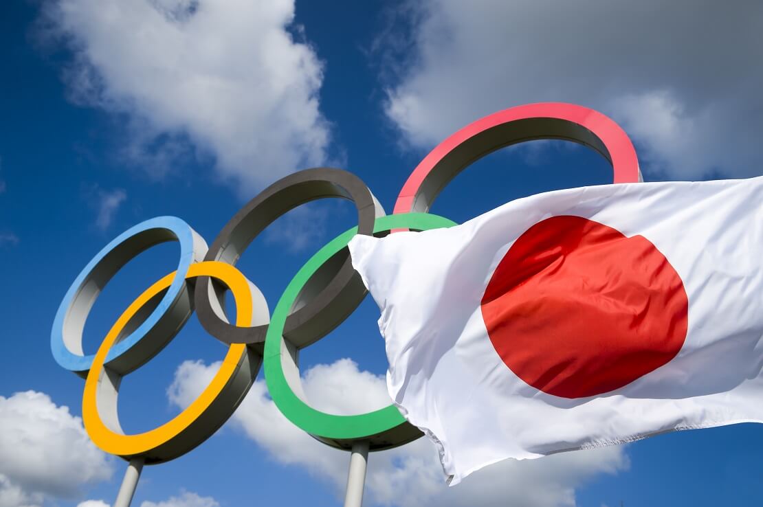 Olympische Ringe und eine japanische Flagge
