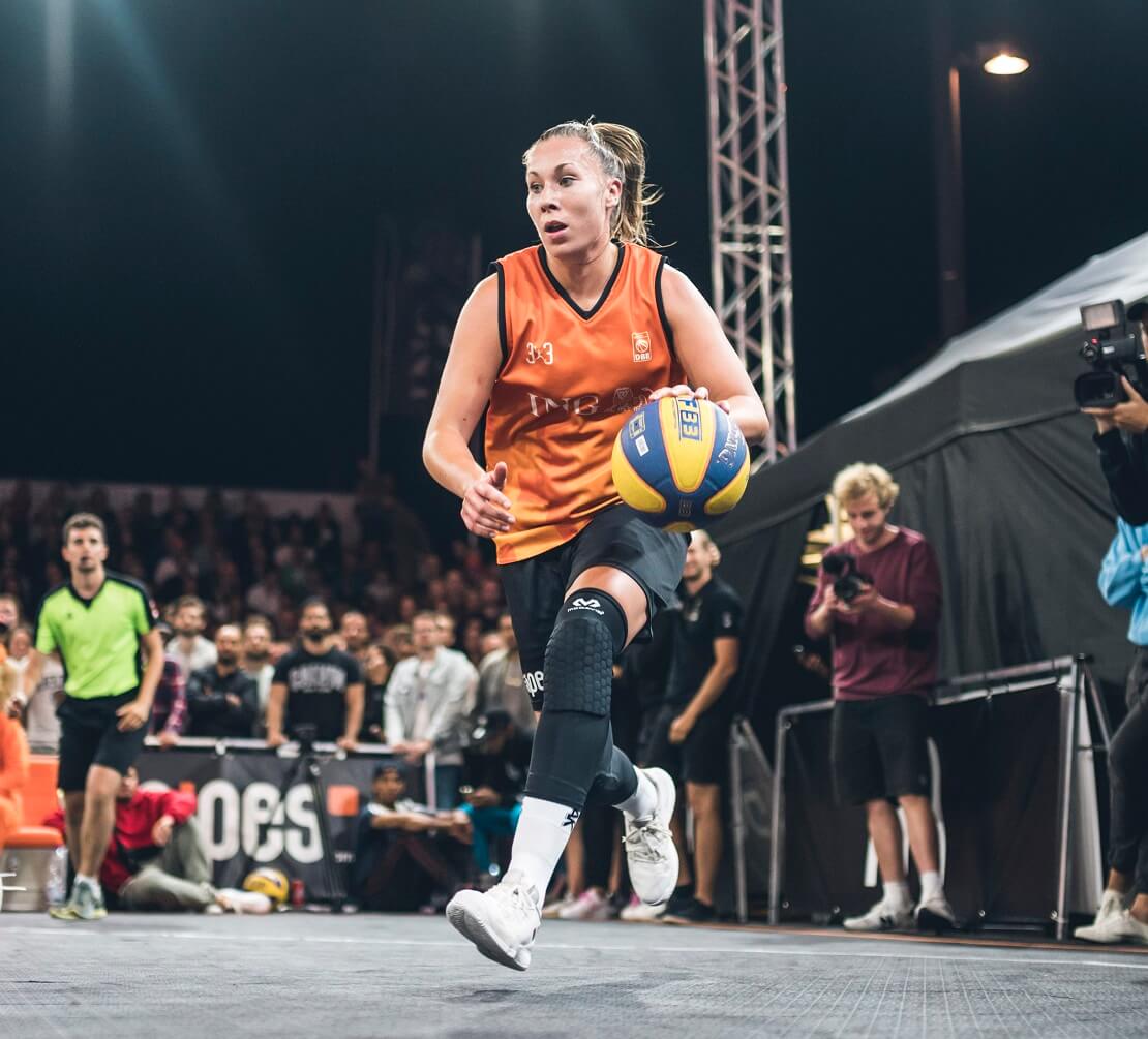 Svenja Brunkhorst läuft mit dem Ball.