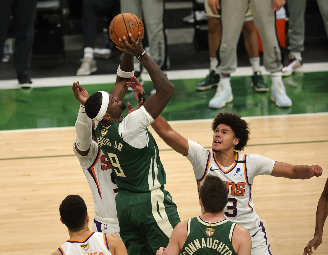 Bobby Portis von den Milwaukee Bucks kommt zum Wurf gegen die Phoenix Suns