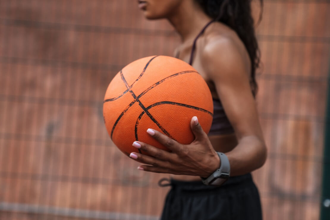 Eine Frau mit Basketball