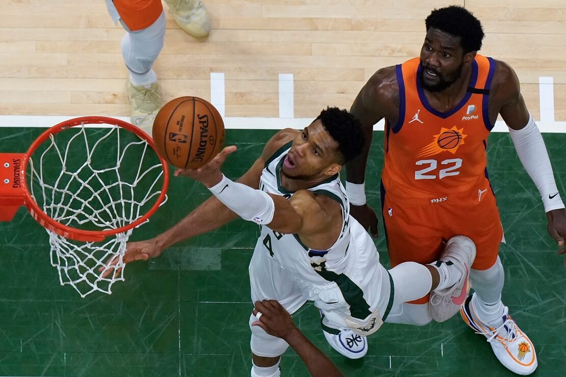 Giannis Antetokounmpo und Deandre Ayton