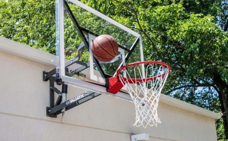 Basketballkörbe mit Backboard wie der Goaliath GoTek 54 können an der Hausfassade angebracht werden.