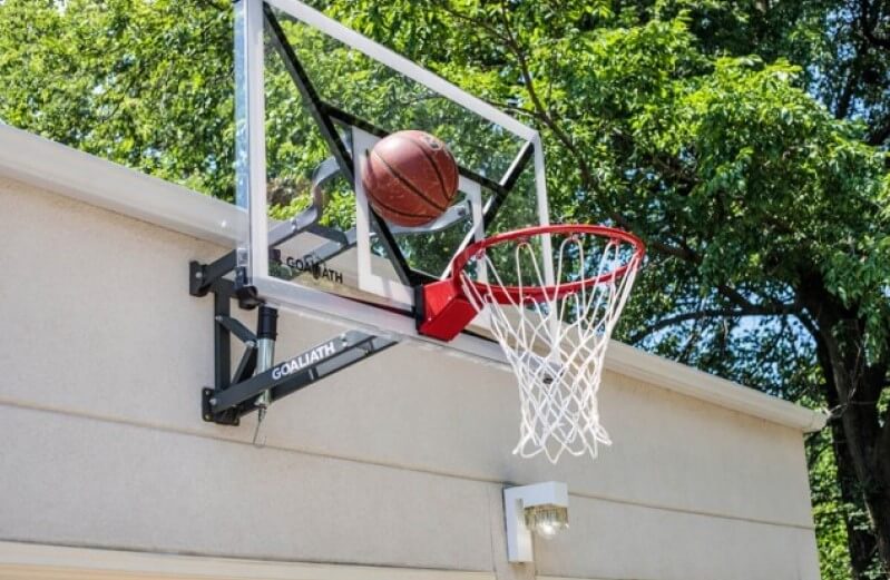 Ein Basketball fliegt in einen heimischen Basketballkorb