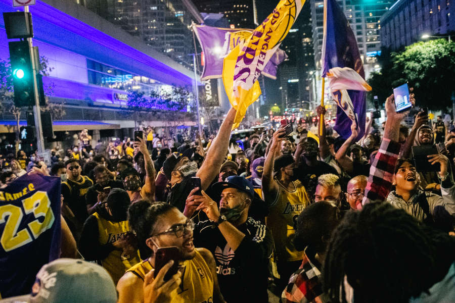 Lakers Fans feiern in der Stadt