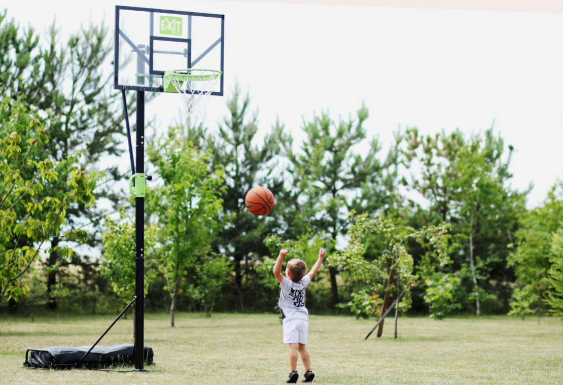 Ein Kind wirft auf einen Basketballkorb