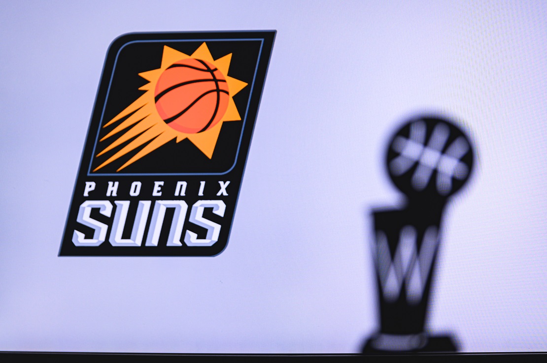 Pheonix Suns Logo im Hintergrund die Silhouette der NBA Trophäe