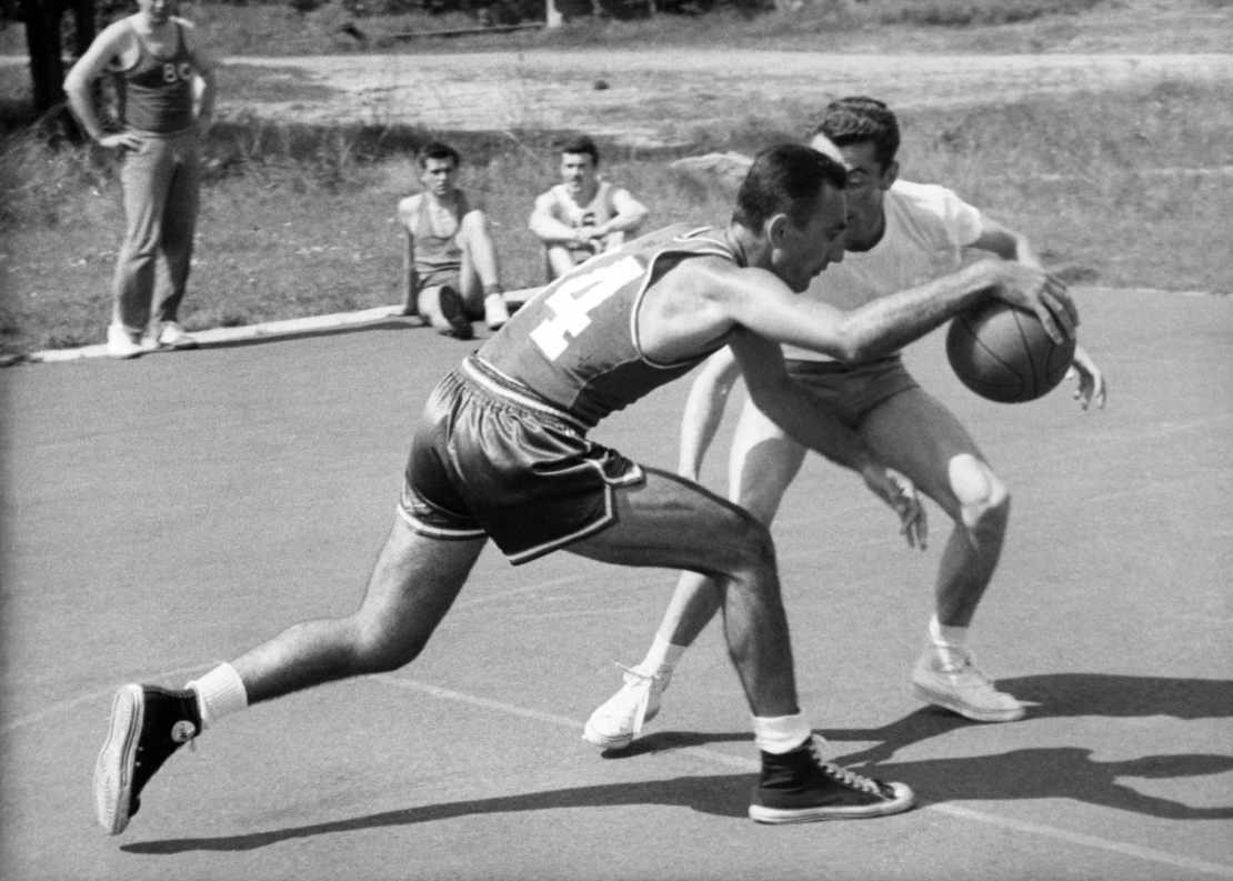 Bob Cousy dribbelt gegen einen Gegenspieler