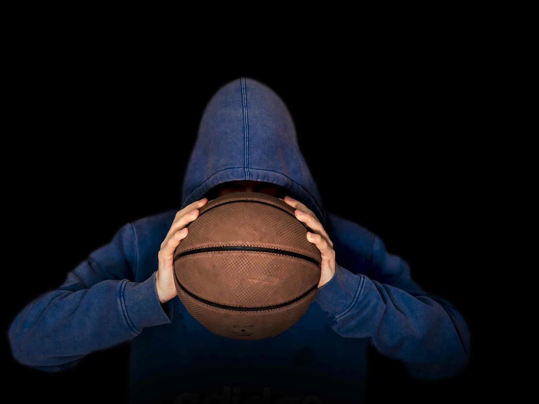 Ein Spieler hält sich einen Ball vor das Gesicht