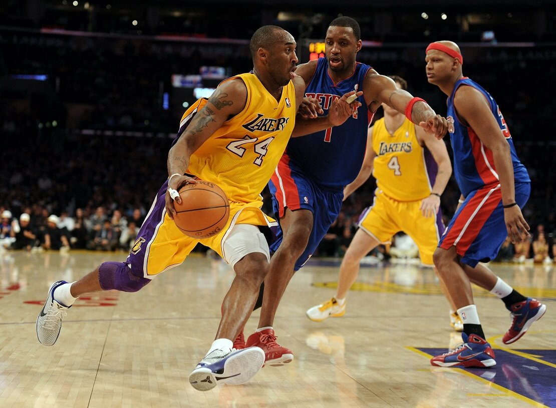 Kobe Bryant läuft mit dem Ball vor Tracy McGrady weg