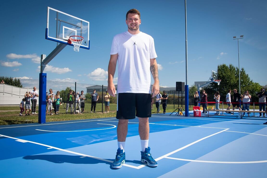 Luka Doncic auf einem Basketballcourt in Slowenien