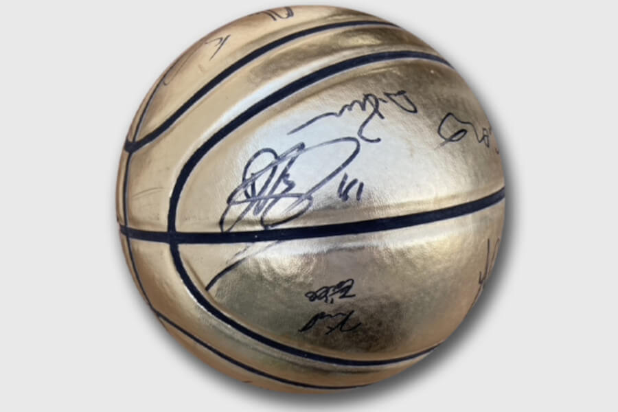 Ein von Dirk Nowitzki signierter goldener Basketball
