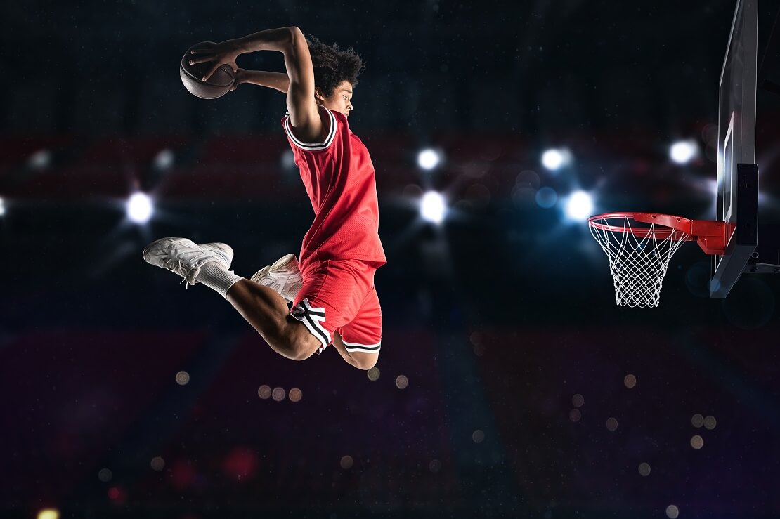 Ein Spieler fliegt beim Dunking durch die Luft