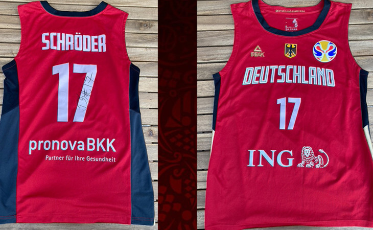 Unterschriebenes Trikot von Dennis Schroeder