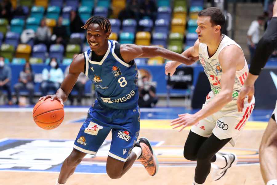 Brancou Badio von den Fraport Skyliners dribbelt mit dem Basketball an seinem Gegenspieler vom FC Bayern vorbei