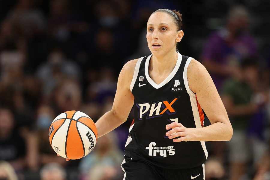 Diana Taurasi von Phoenix Mercury dribbelt mit dem Basketball