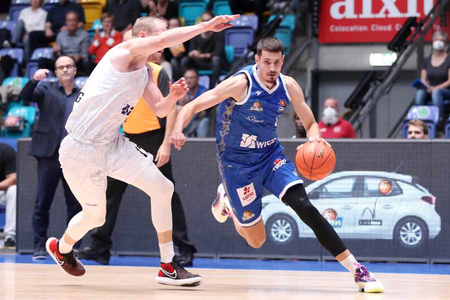 Lunkas Wank von den Farport Skyliners dribbelt gegen seinen Gegenspieler von dan Hamburg Towers