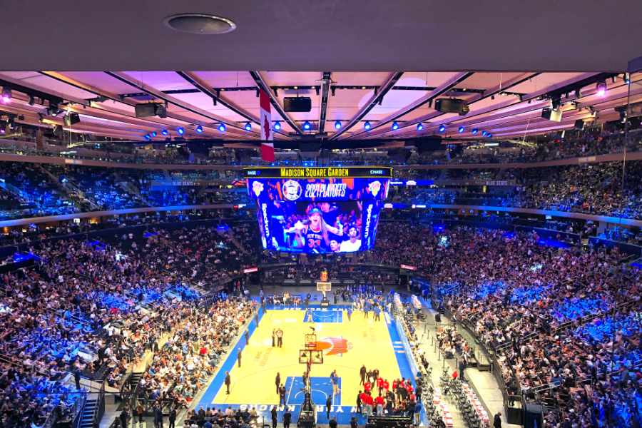 Totalperspektive auf den voll besetzten Madison Square Garden