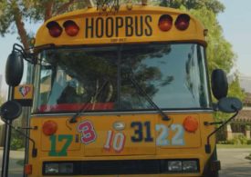 Ein amerikanischer Schulbus mit bunten Nummern