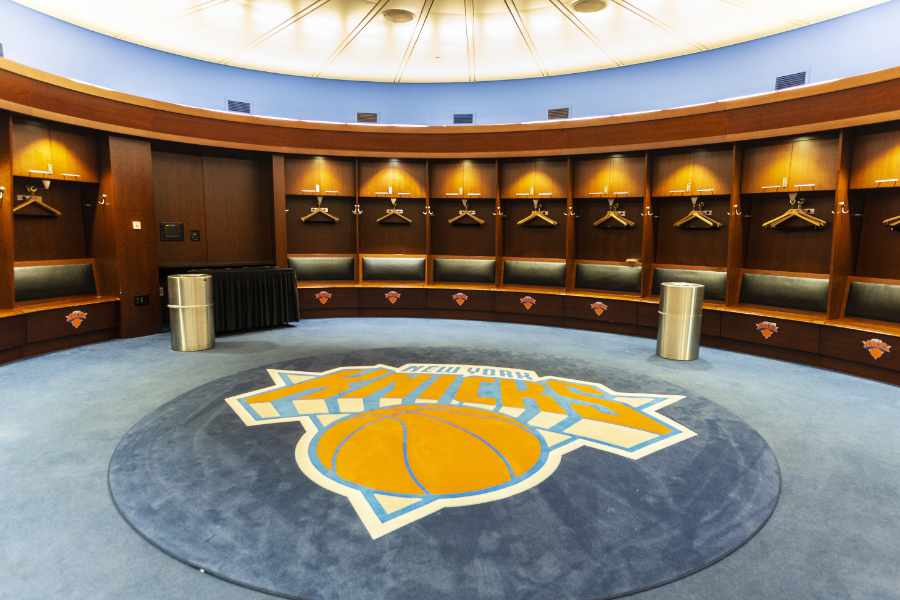 Eine Umkleidekabine mit dem Logo der New York Knicks auf dem Boden