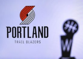 Logo der Portland Trail Blazers mit Schatten des Meisterschaftspokals