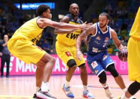 Rasheed Moore von den Frankfurt Skyliners dribbelt gegen Oldenburger Gegenspieler