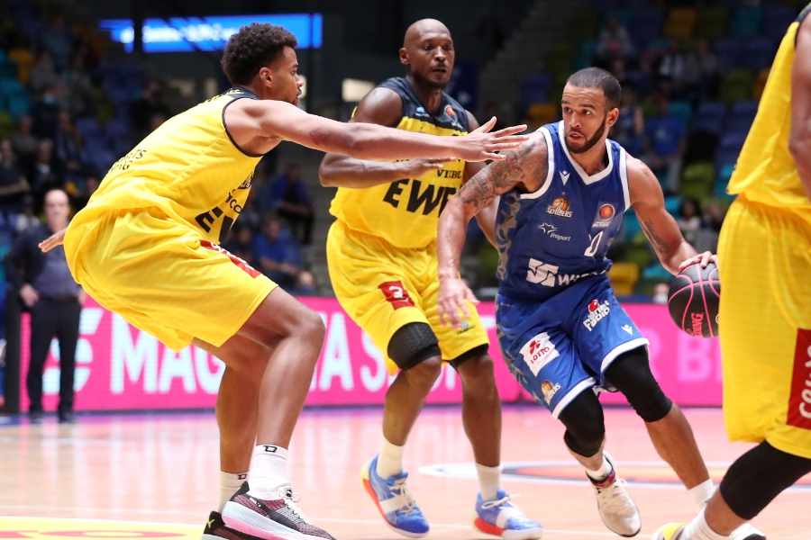 Rasheed Moore von den Frankfurt Skyliners dribbelt gegen Oldenburger Gegenspieler