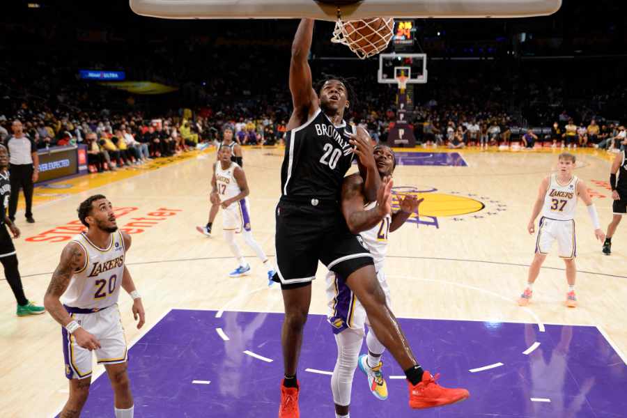 Day'Ron Sharpe von den Brooklyn Nets macht einen Dunking gegen die L.A. Lakers