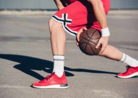 Basketballspieler dribbelt Basketball