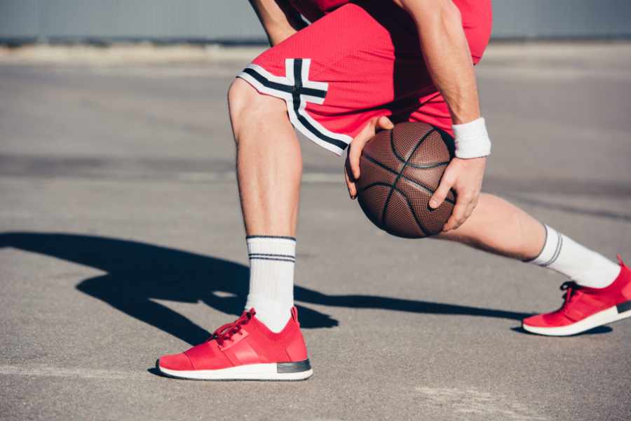 Basketballspieler dribbelt Basketball