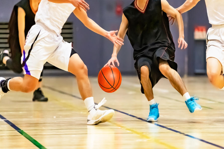 Basketballspieler auf dem Spielfeld