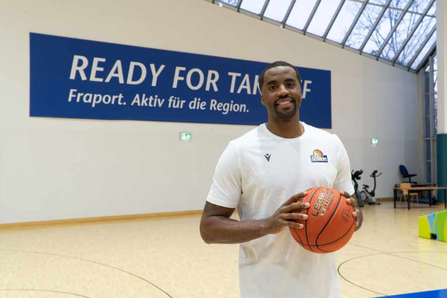 Jamel McLean mit einem Basketball in der Trainingshalle
