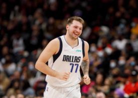 Luka Doncic lacht im Trikot der Dallas Mavericks