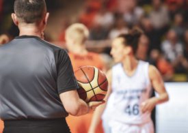 Schiedsrichter beim Frauen-Basketball