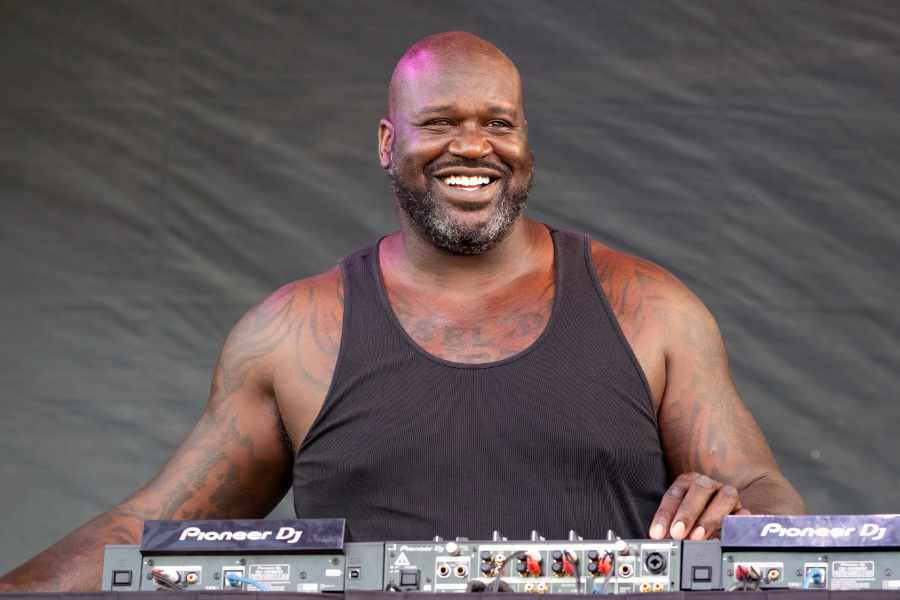 Shaquille Oneal am DJ pult
