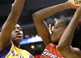 Sheryl Swoopes von den Houston Comets behauptet den Ball gegen eine Gegenspielerin