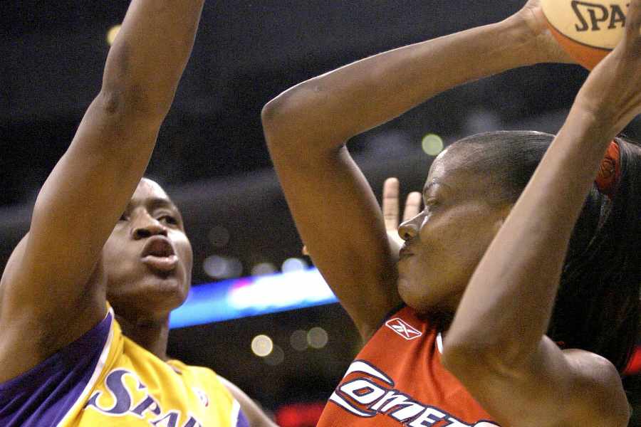 Sheryl Swoopes von den Houston Comets behauptet den Ball gegen eine Gegenspielerin