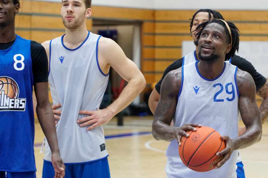 Spieler der Fraport Skyliners üben Würfe mit einem Ball