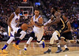 Steph Curry von den Golden State Warriors gegen Spieler der Toronto Raptors