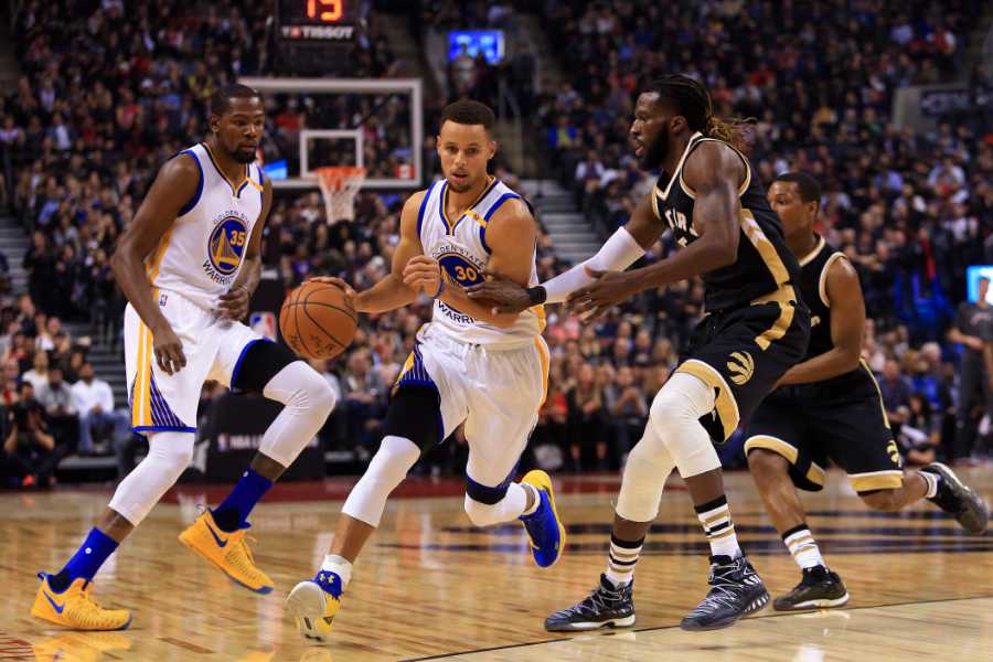 Steph Curry von den Golden State Warriors gegen Spieler der Toronto Raptors