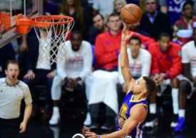 Steph Curry macht einen Korbleger