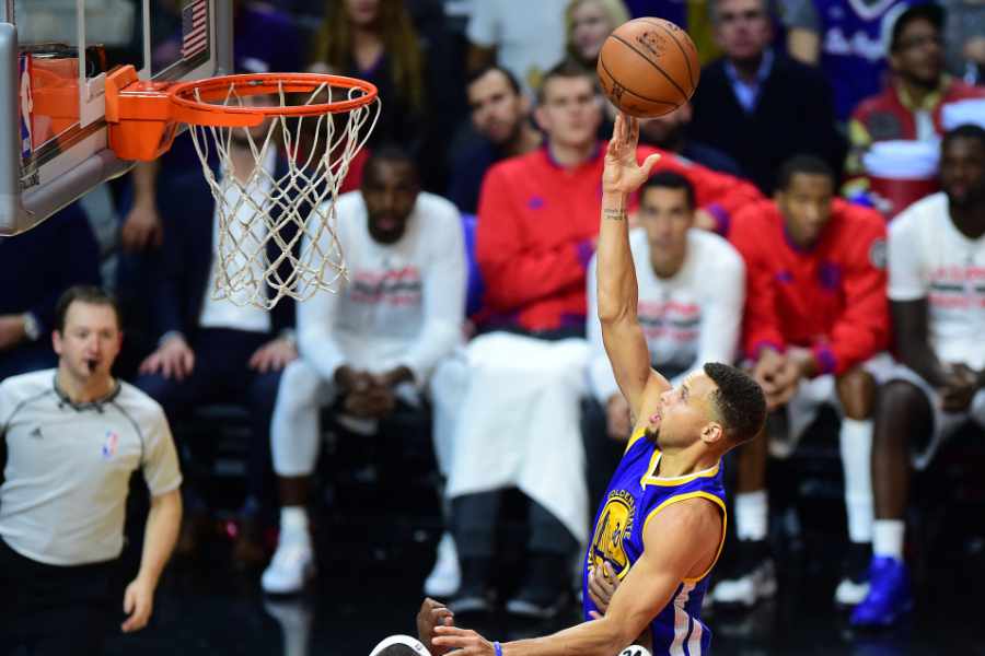 Steph Curry macht einen Korbleger