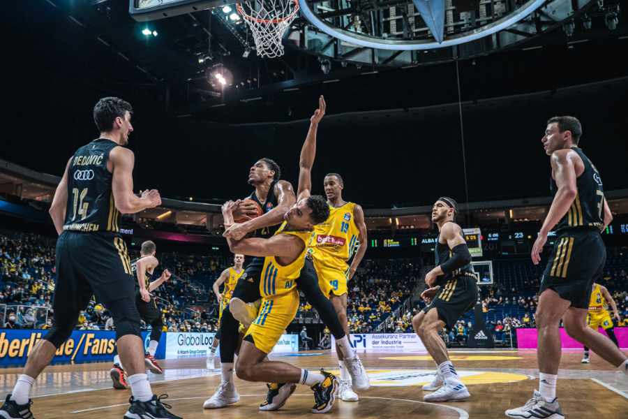 Geburtstagskind Nick Weiler-Babb beschert FCB den Sieg im Topspiel bei ALBA Berlin