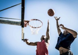 Zwei Leute spielen Basketball