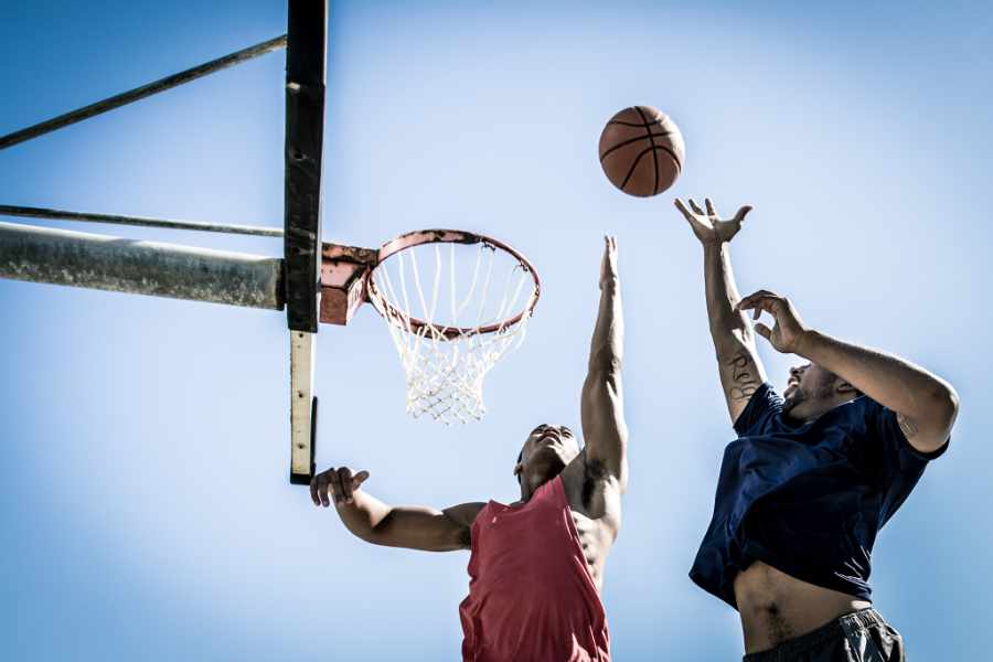 Zwei Leute spielen Basketball