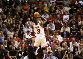 Dwayne Wade mit Basketball am Werfen