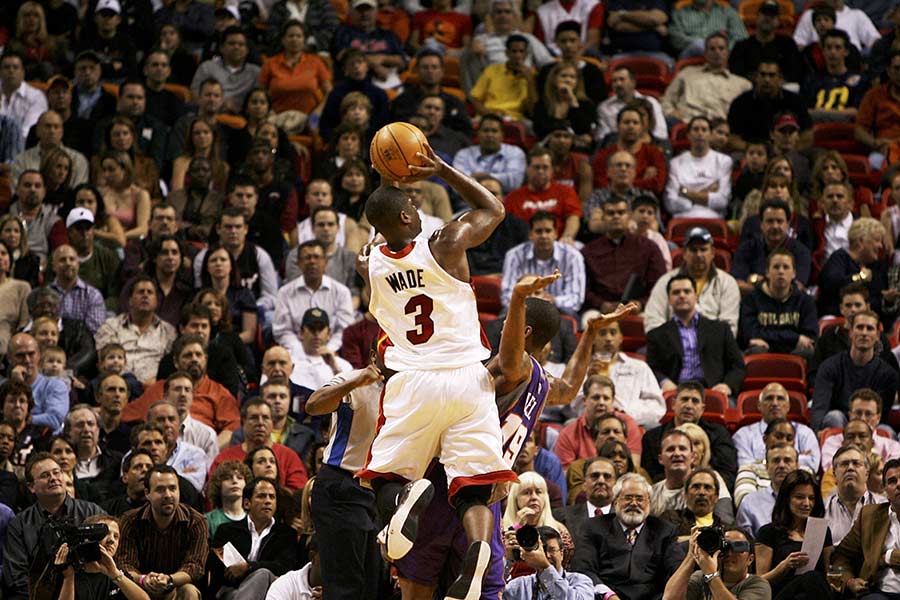 Dwayne Wade mit Basketball am Werfen