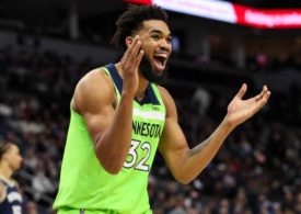 Karl-Anthony Towns freut sich in einem Basketballspiel