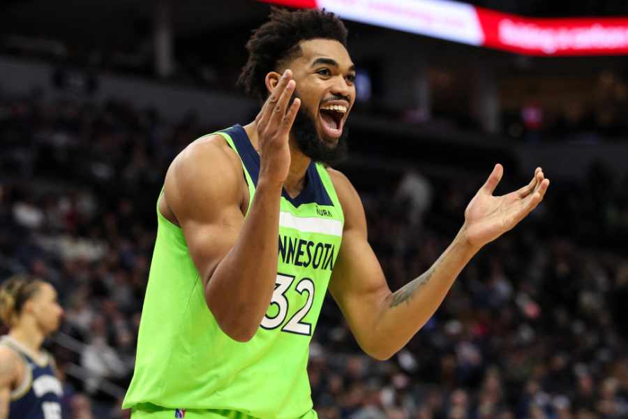 Karl-Anthony Towns freut sich in einem Basketballspiel